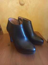 Botas da salto alto em couro