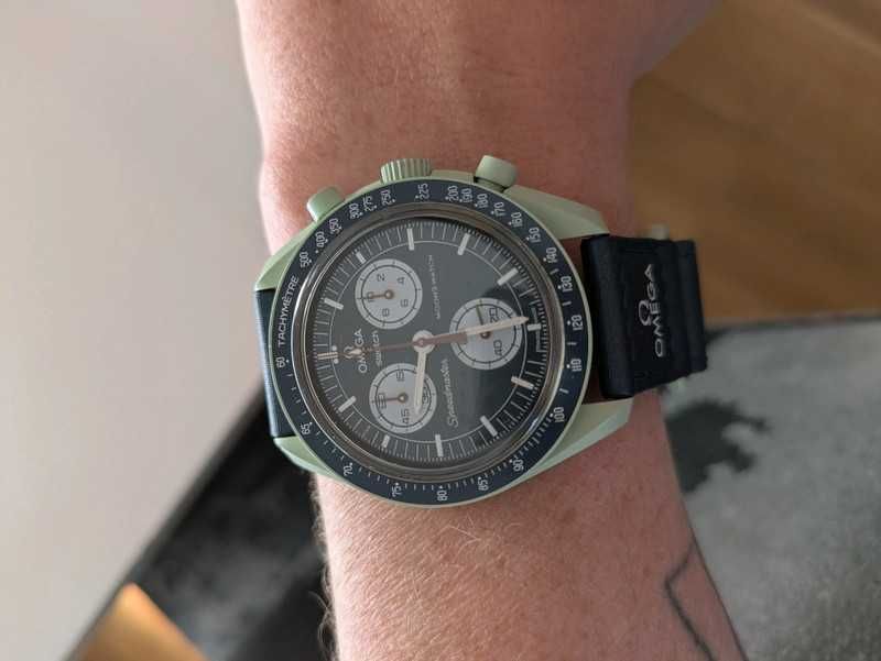Omega x Swatch SO33G100 Earth - Zielony biokeramik z wzorem