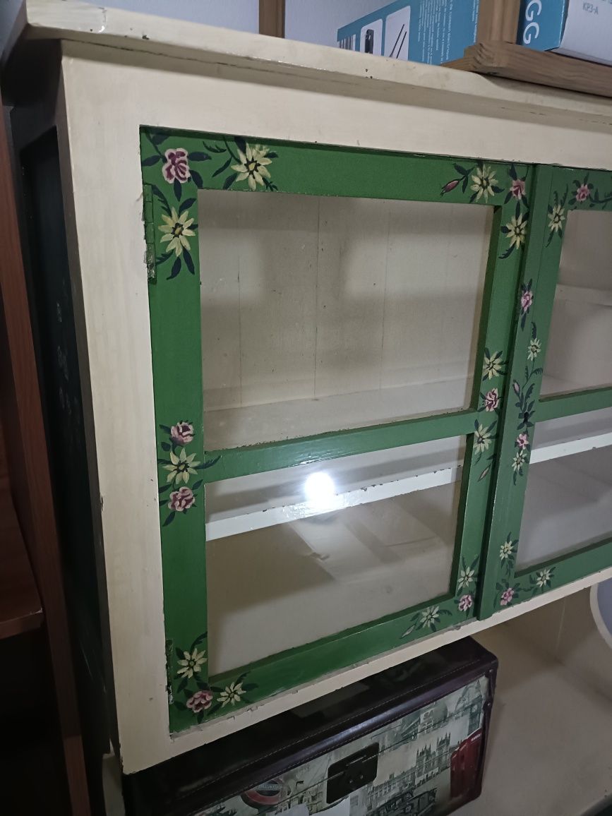 Aparador antigo pintado à mão