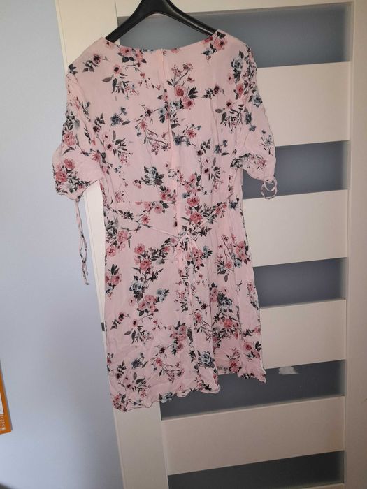 Sukienka 44 New Look xl letnia pudrowy roz w kwiaty zwiewna dekolt