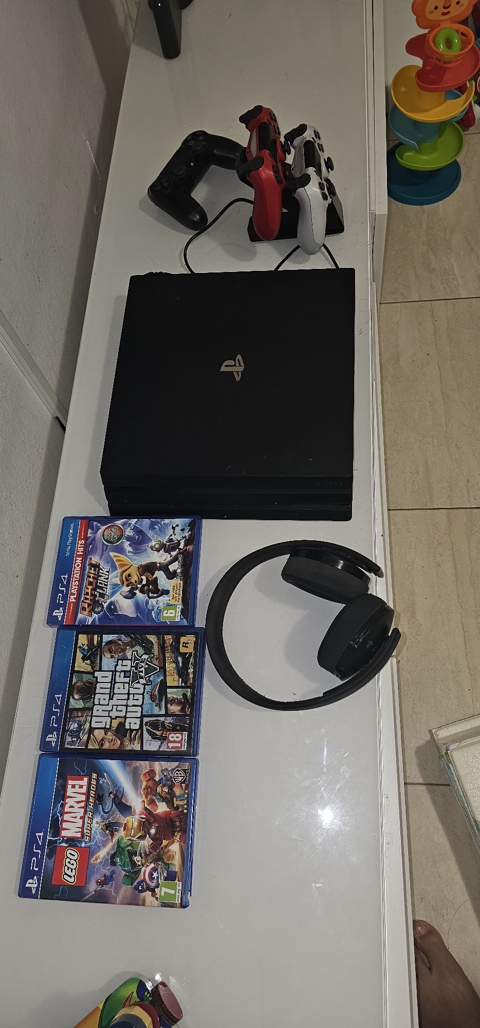 Ps4 pro 1TB 3 comandos/controles