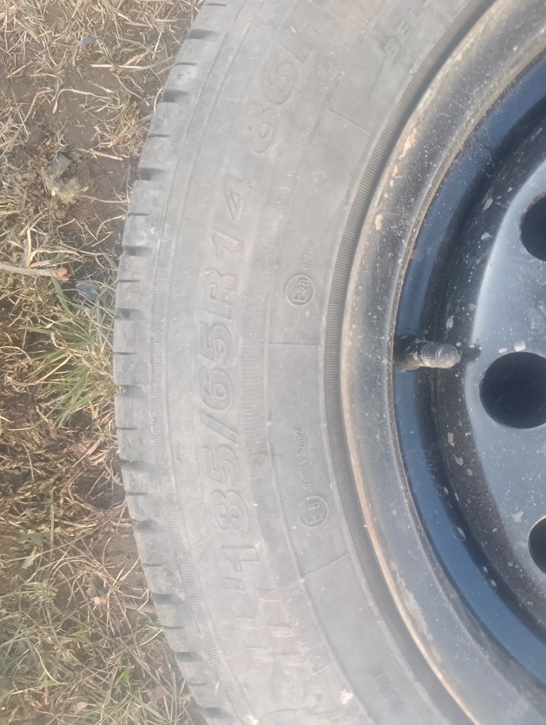 В наявності два колеса R14