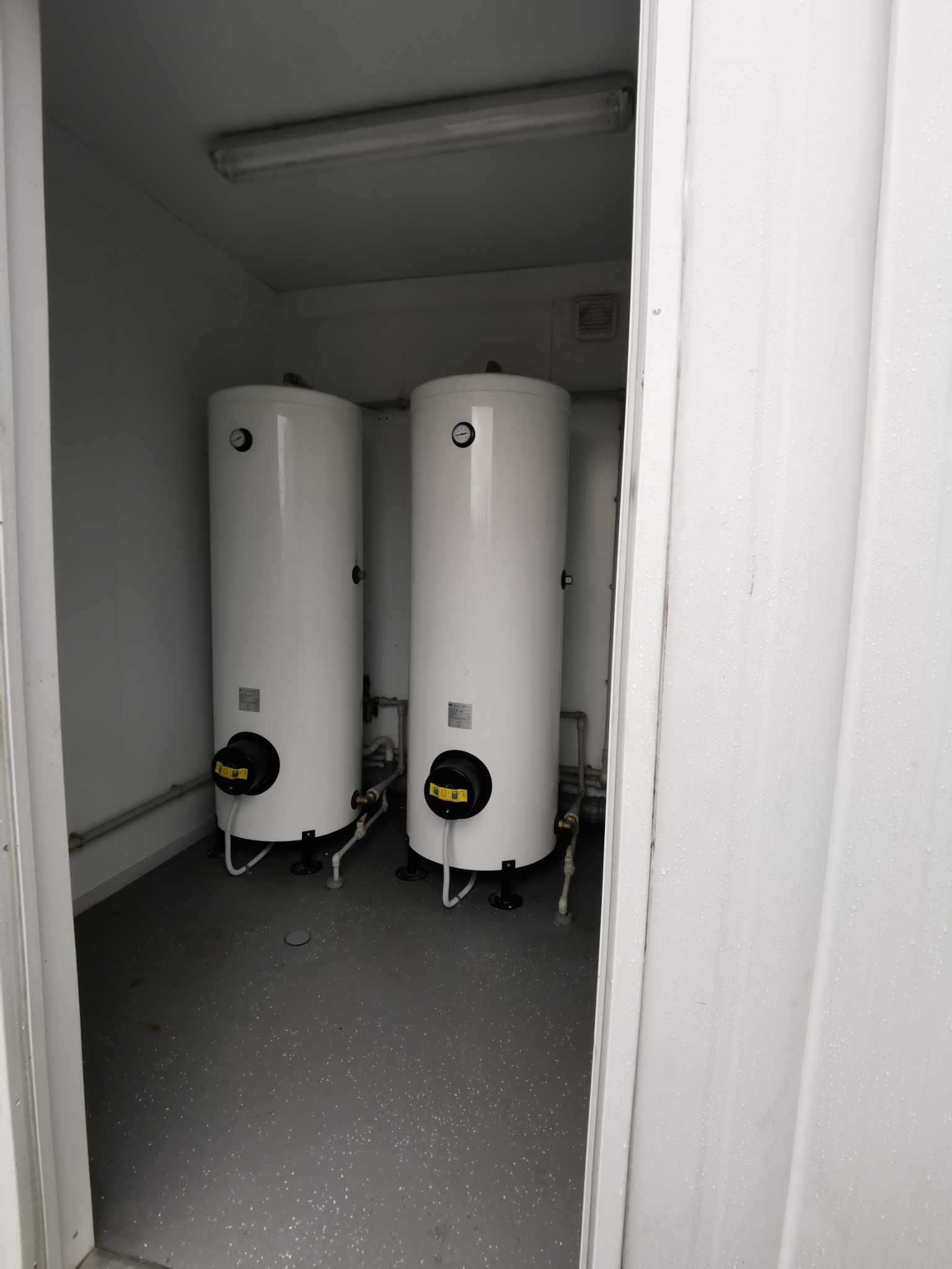 Kontener sanitarny z WC, umywalkami i prysznicami - stan bardzo dobry