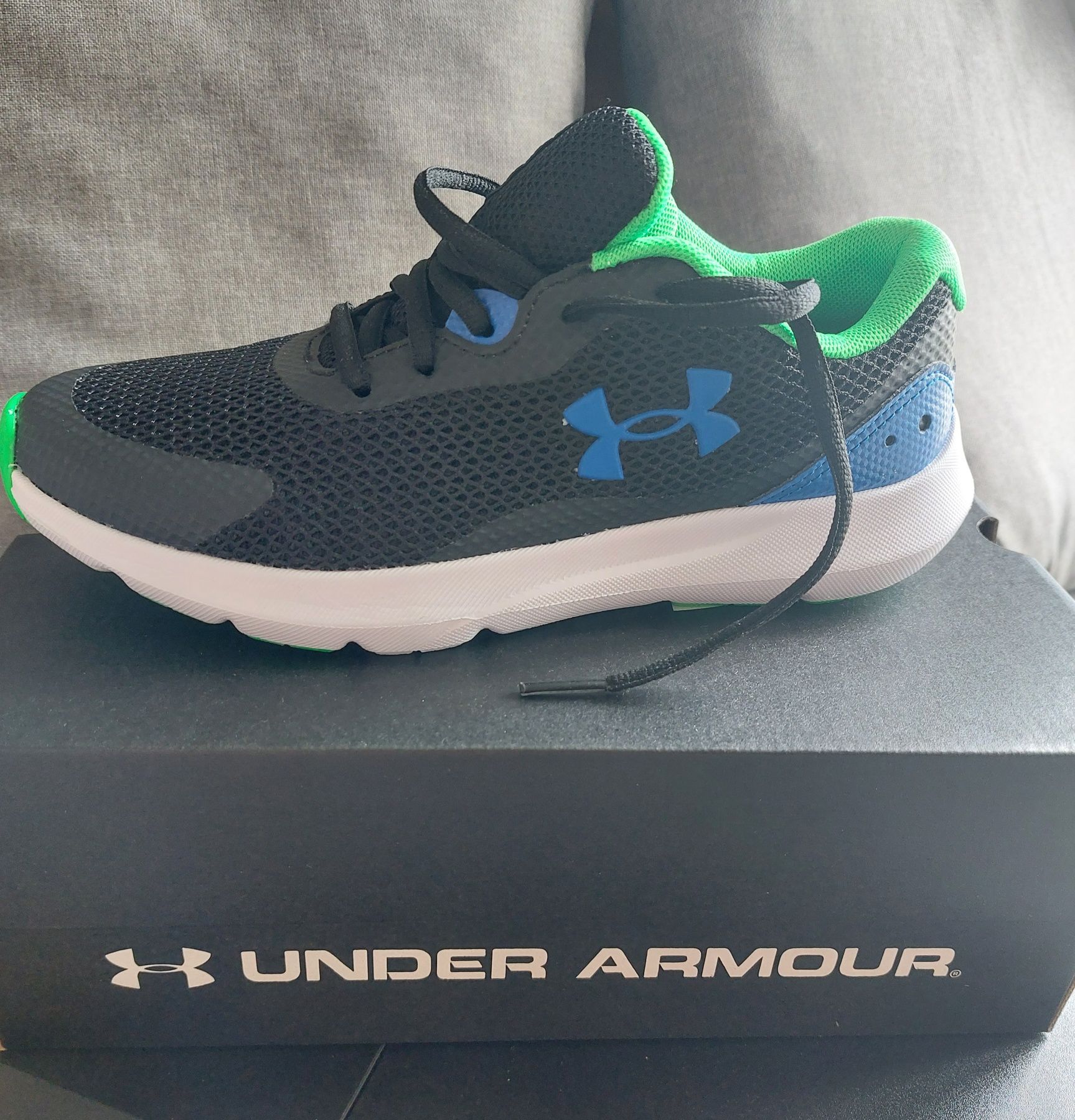 Sapatos Under Armour. Zapatillas de running UA Surge 3 de Grade School