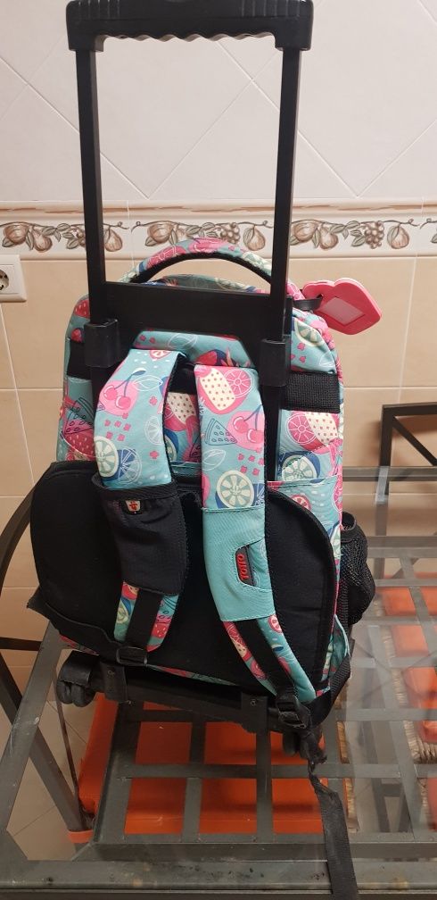 Mochila rodinhas marca totto