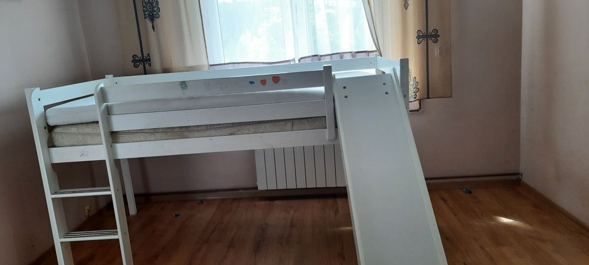 Łóżko piętrowe białe obecnie jest już rozłożone