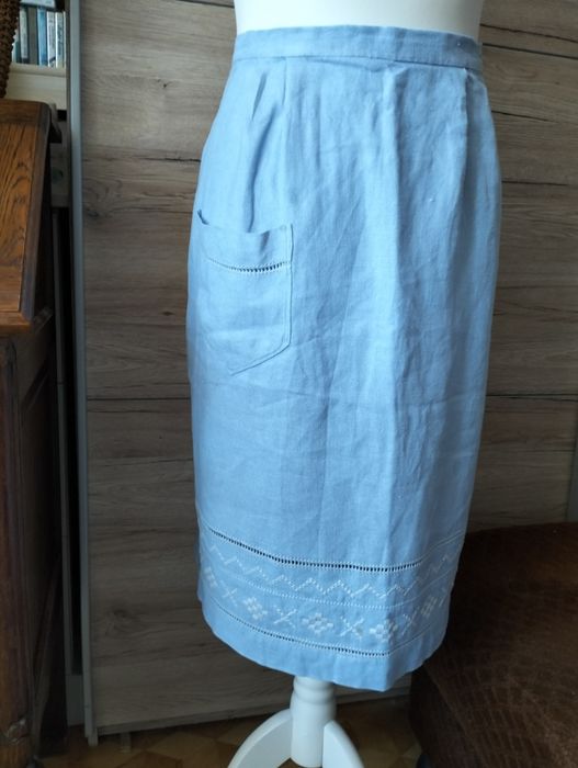 Haftowany, niebieski fartuszek z kieszonką : 51/65 x 63cm