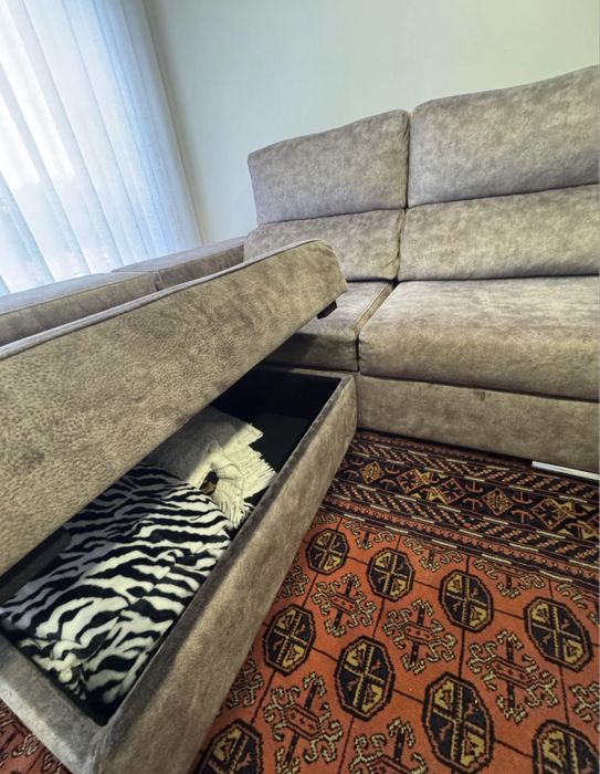 Sofa com chaise longue e 4 puffs