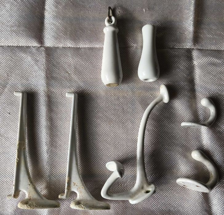 Lote de cabides esmaltados e pegas em louça muito antigo