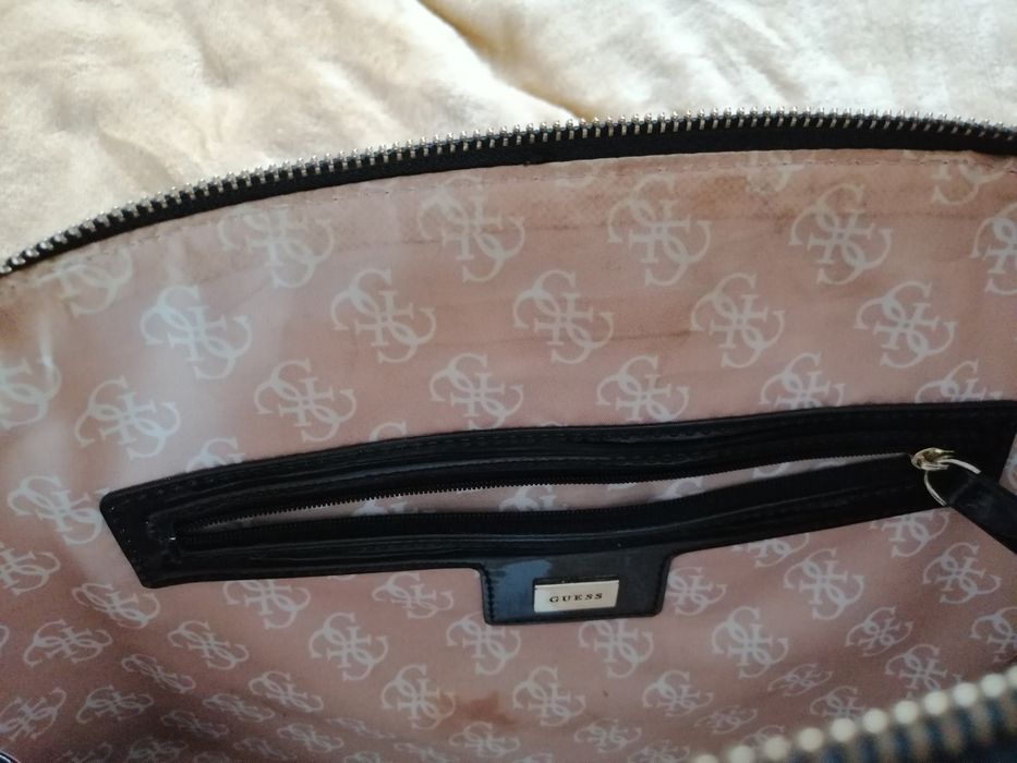 Czarna lakierowana torebka Guess