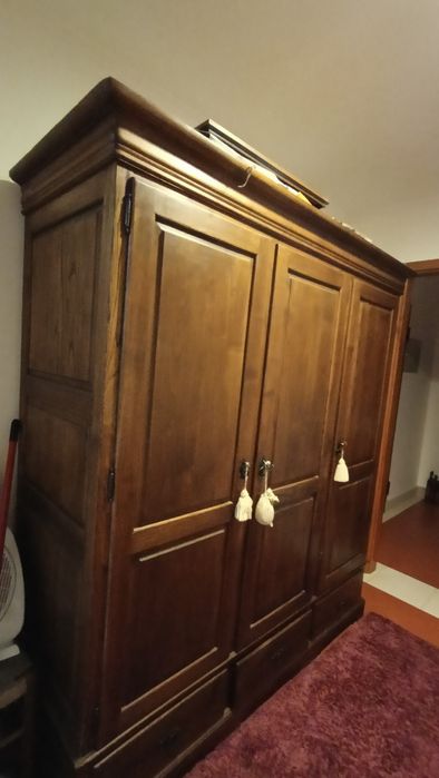Roupeiro com três portas , madeira de castanho