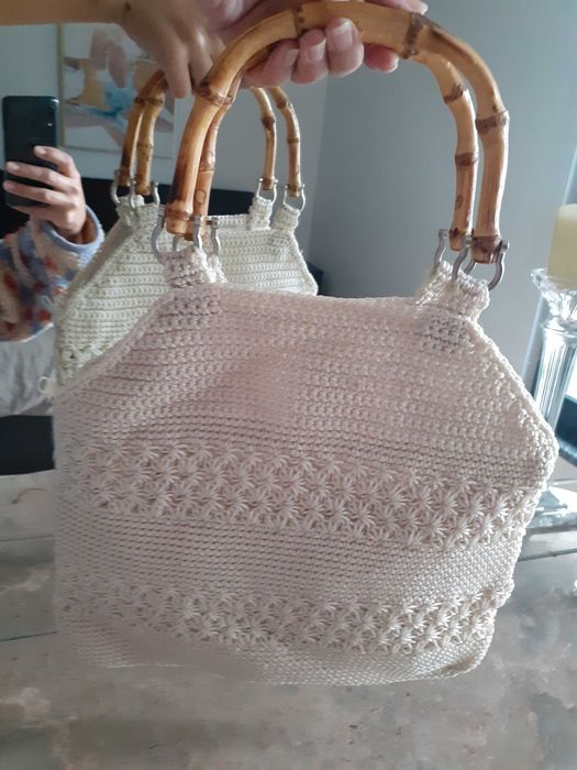 Mala bordada com pega em madeira