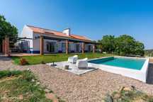 Moradia T4 em Arraiolos | Piscina | Lago natural | Terreno com 5.750m2