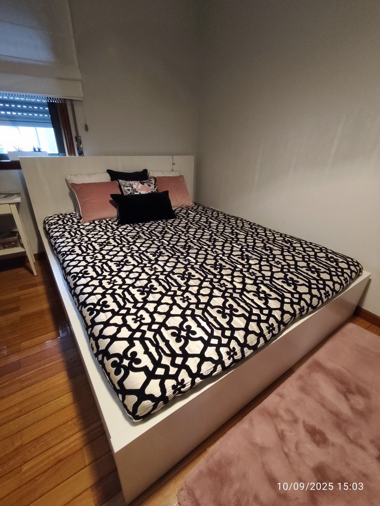 Cama e colchão Malm