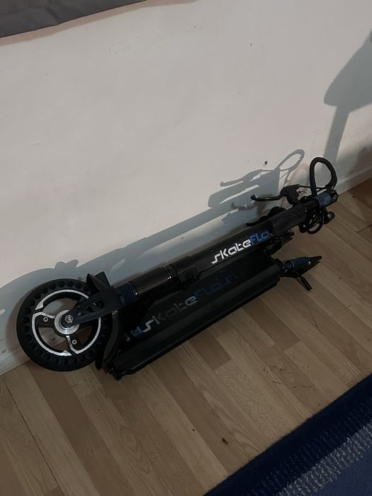 Trotinate eletrica para peças ou arranjo