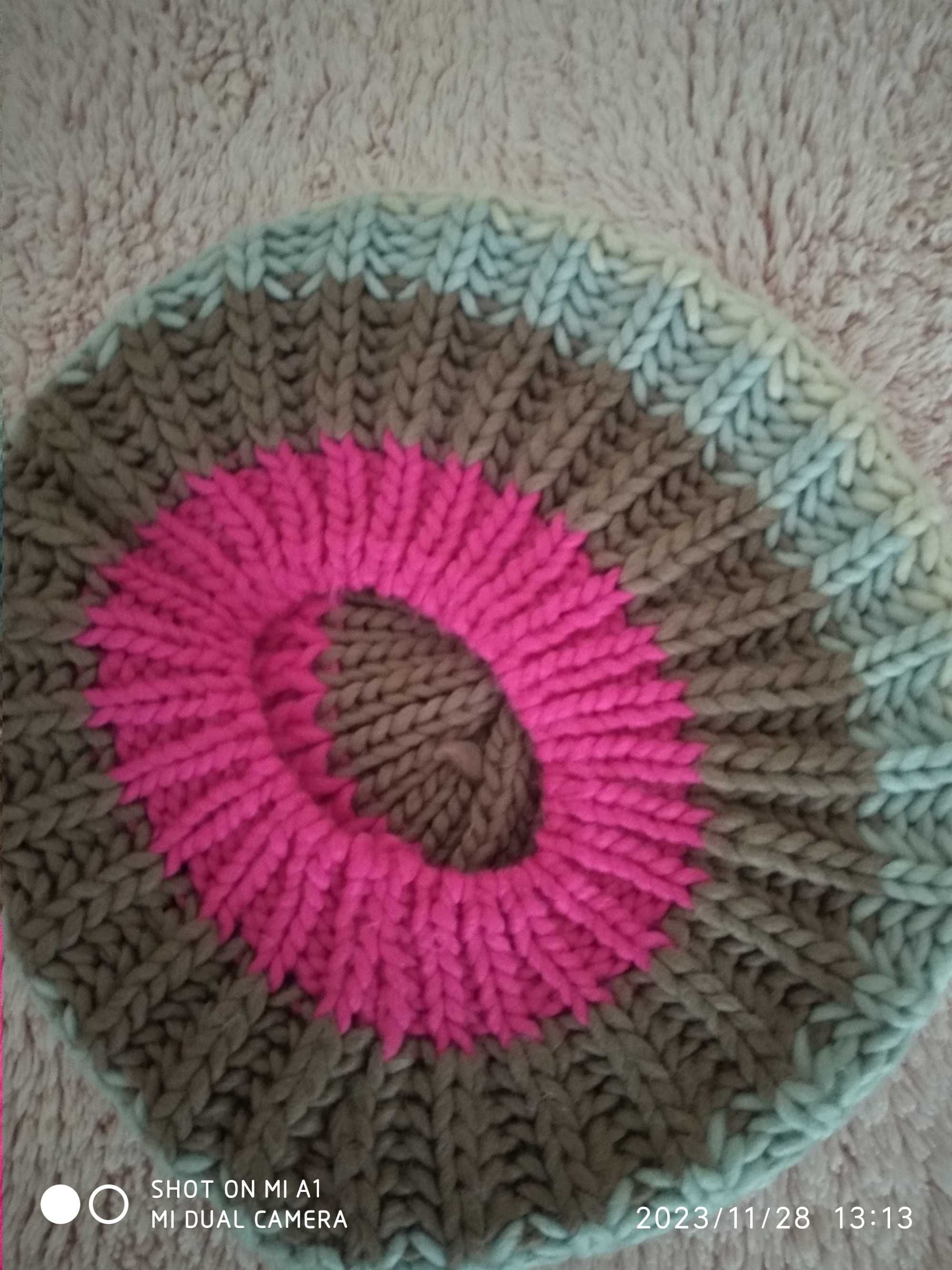 Włóczkowa  czapka-beret kolorowa