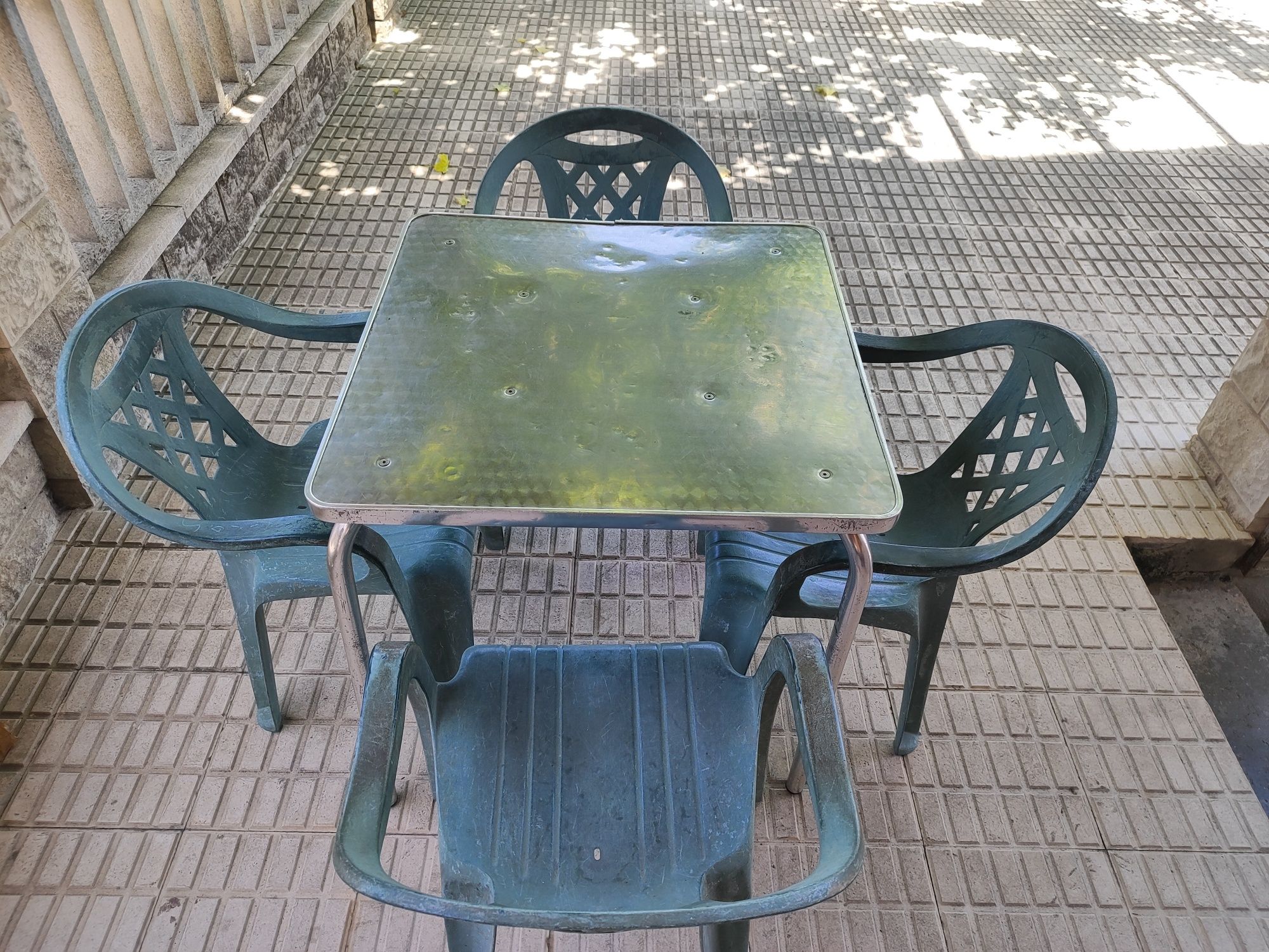 Vendo 2 mesas e 8 cadeiras - 130 euros