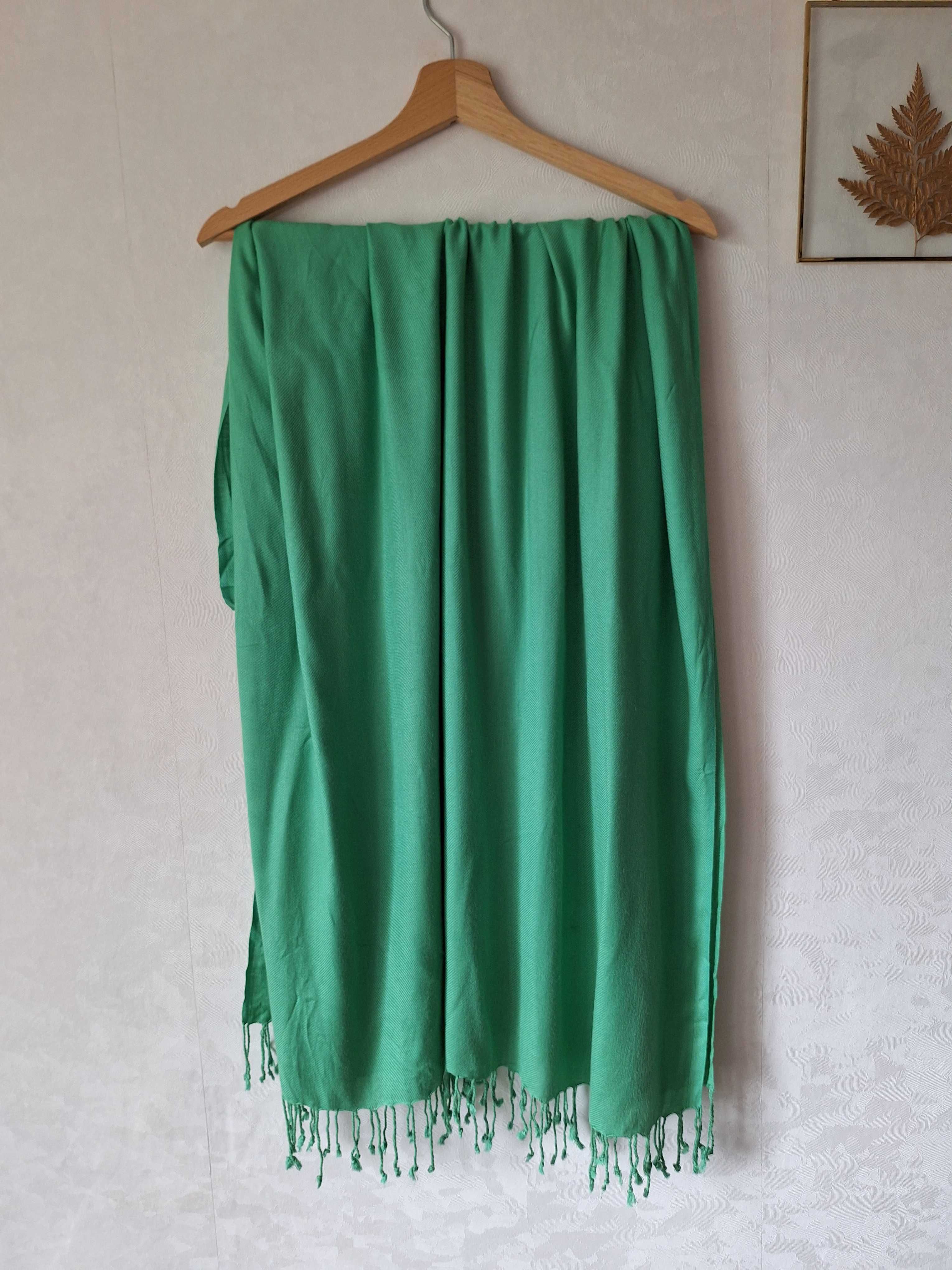 Duża zielona chusta z wiskozy szeroka jednokolorowa gładka z frędzlami