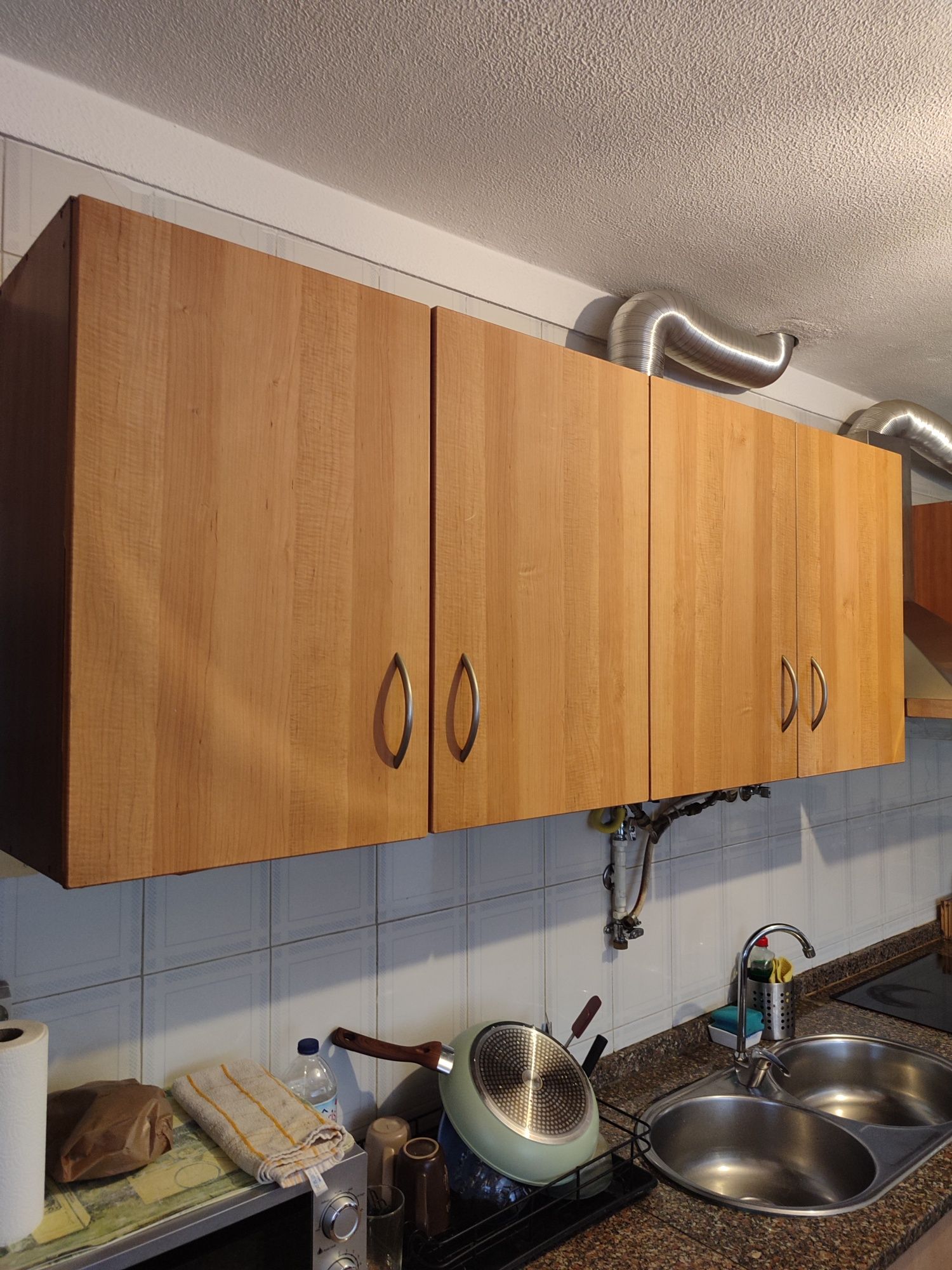 Cozinha  com esquentador e exaustor