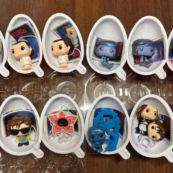 дуже дивні дива/ дивні дива/stranger things kinder joy/stranger things