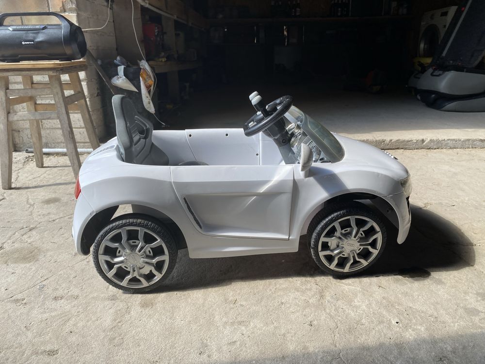 Samochodzik na akumulator dla dziecka "Audi R8 Spyder"