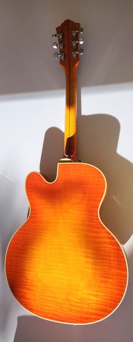 Guitarra Guild X-160 Savoy com Bigsby