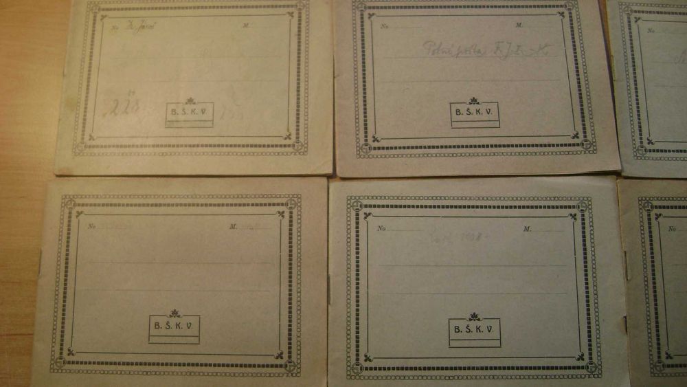 Znaczki pocztowe z podlepką - Album pusty mały przedwojenny = 18 sztuk