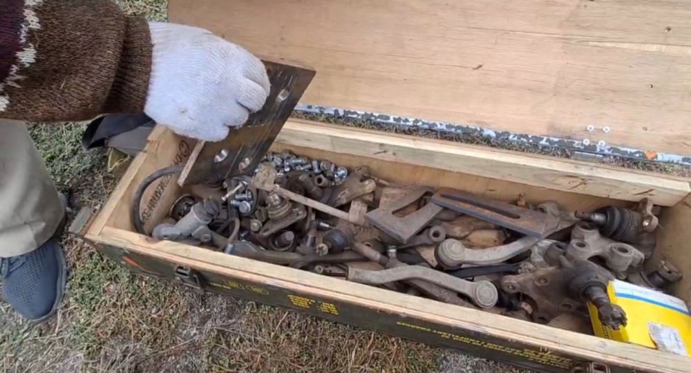 Ящик метизів та автодеталей: болти/гайки/кронштейни/кульові - лот