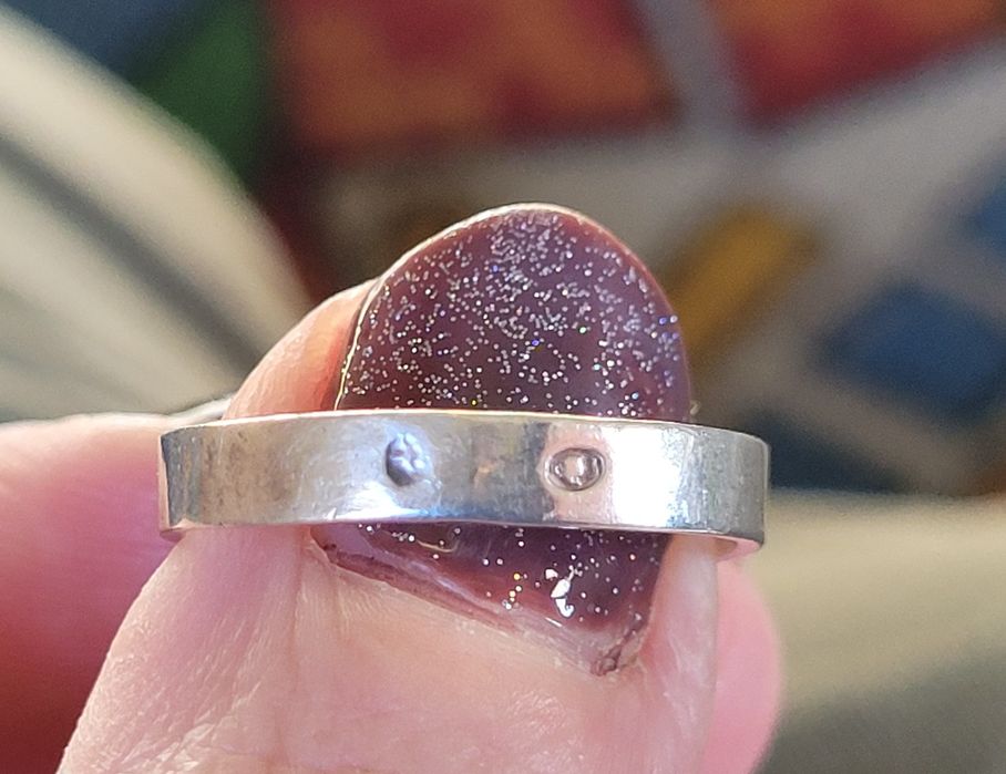 Stary pierścionek z kwiatkami i koralem