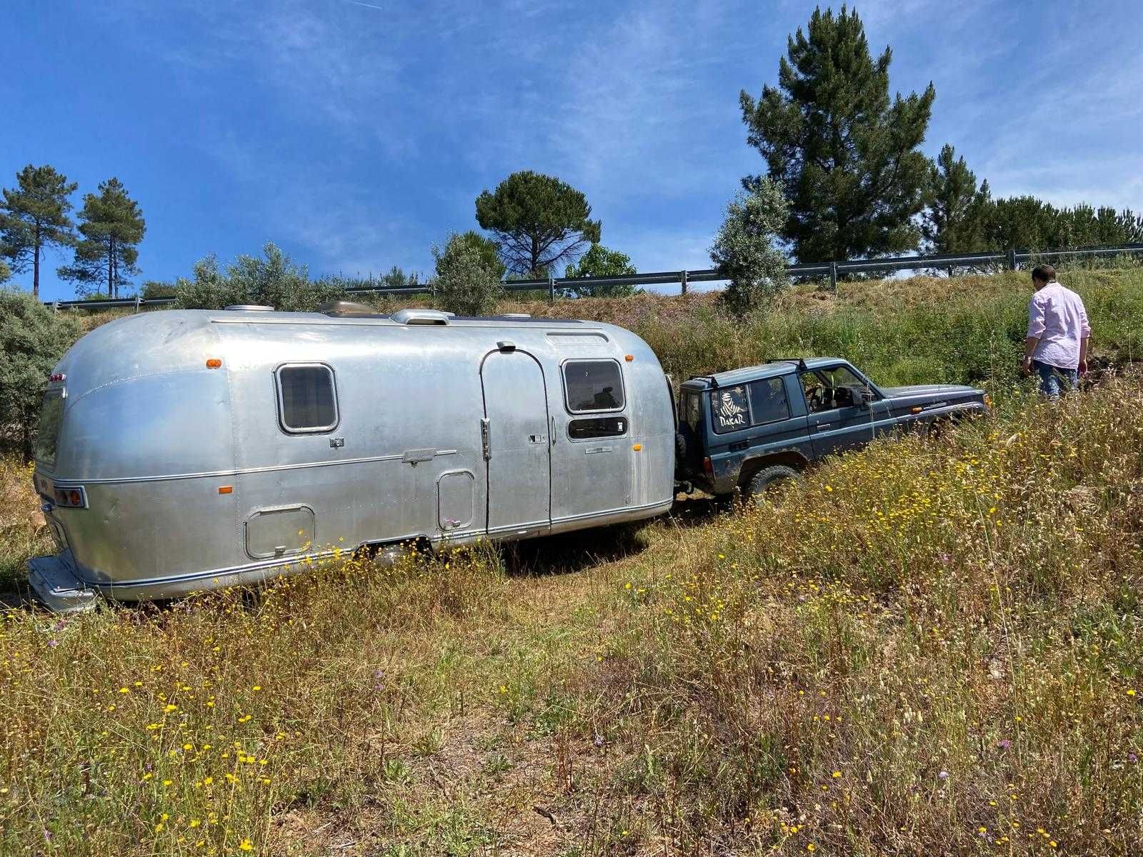 Caravan Airstream Land Yacht Safari 23’ (1970) – clássica