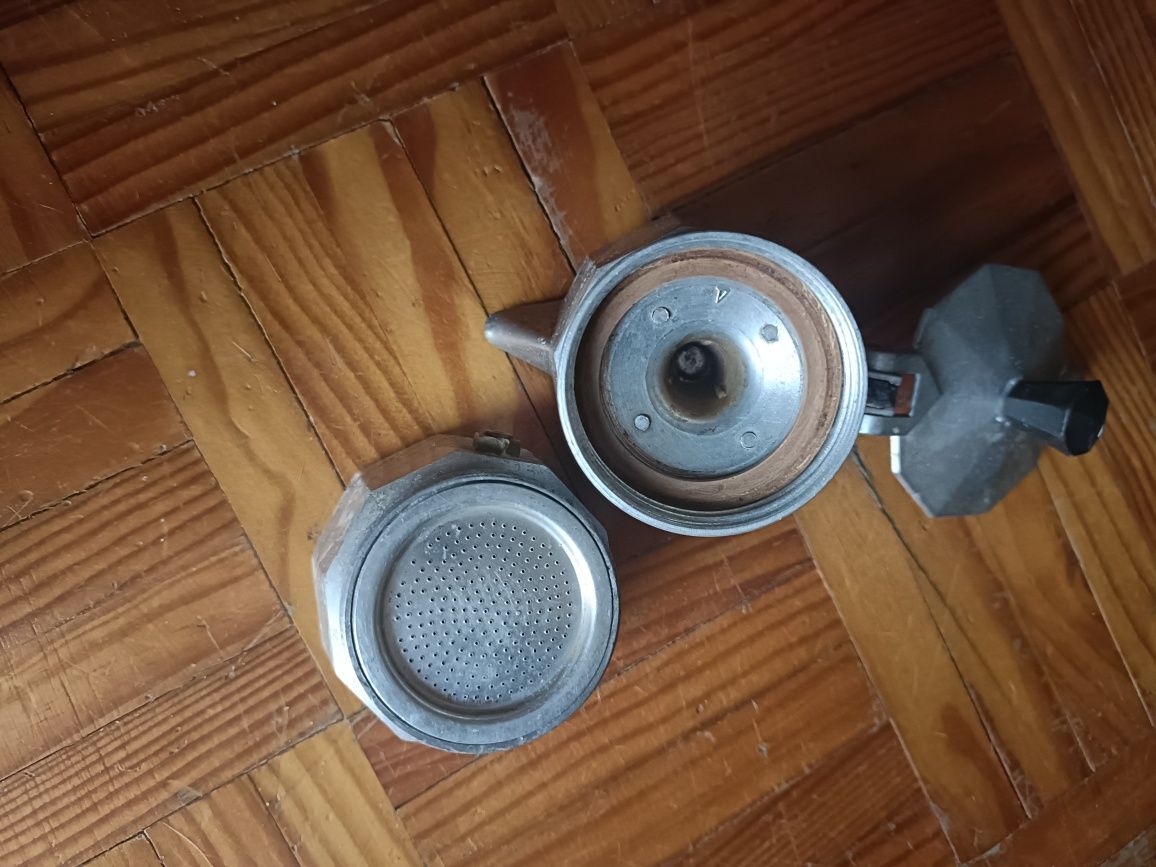 Cafeteira antiga pequena
