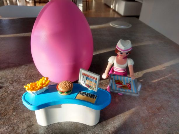Playmobil zestaw z jajkiem Kelnerka przy ladzie