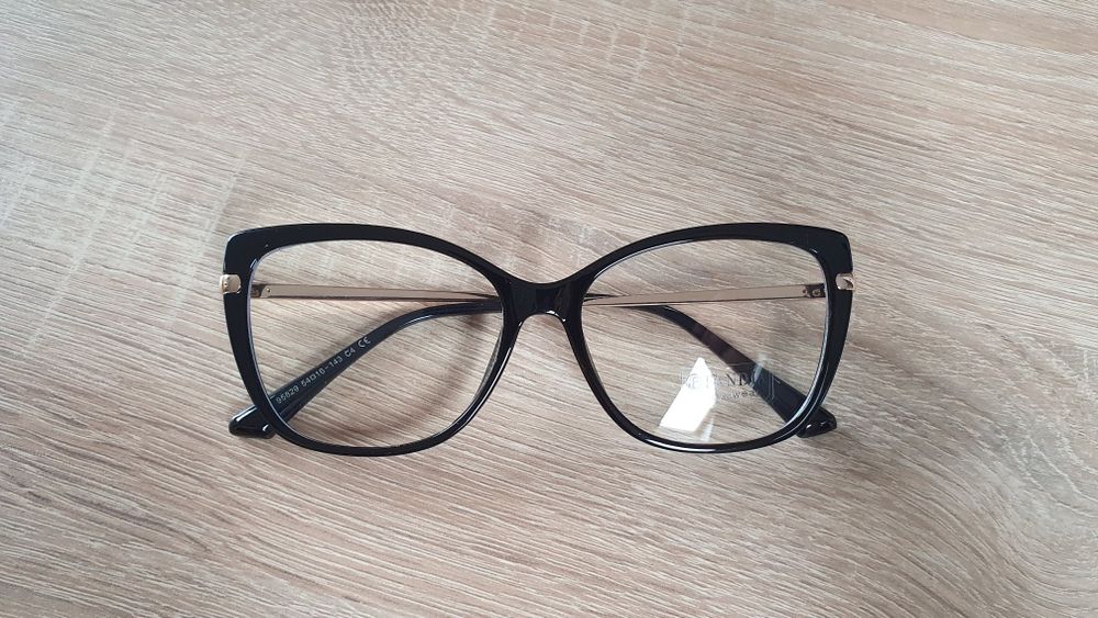 Nowe oprawki z nakładkami przeciwsłonecznymi