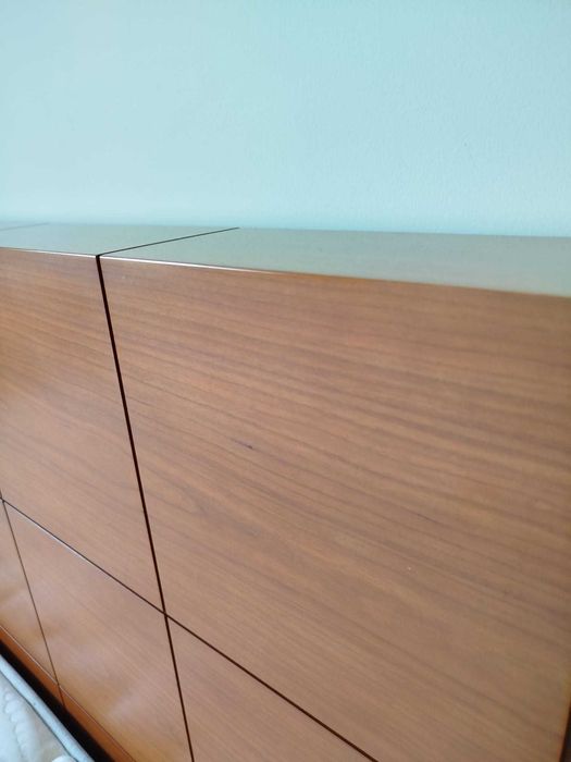 Quarto de madeira – cama, mesas de cabeceira e estante