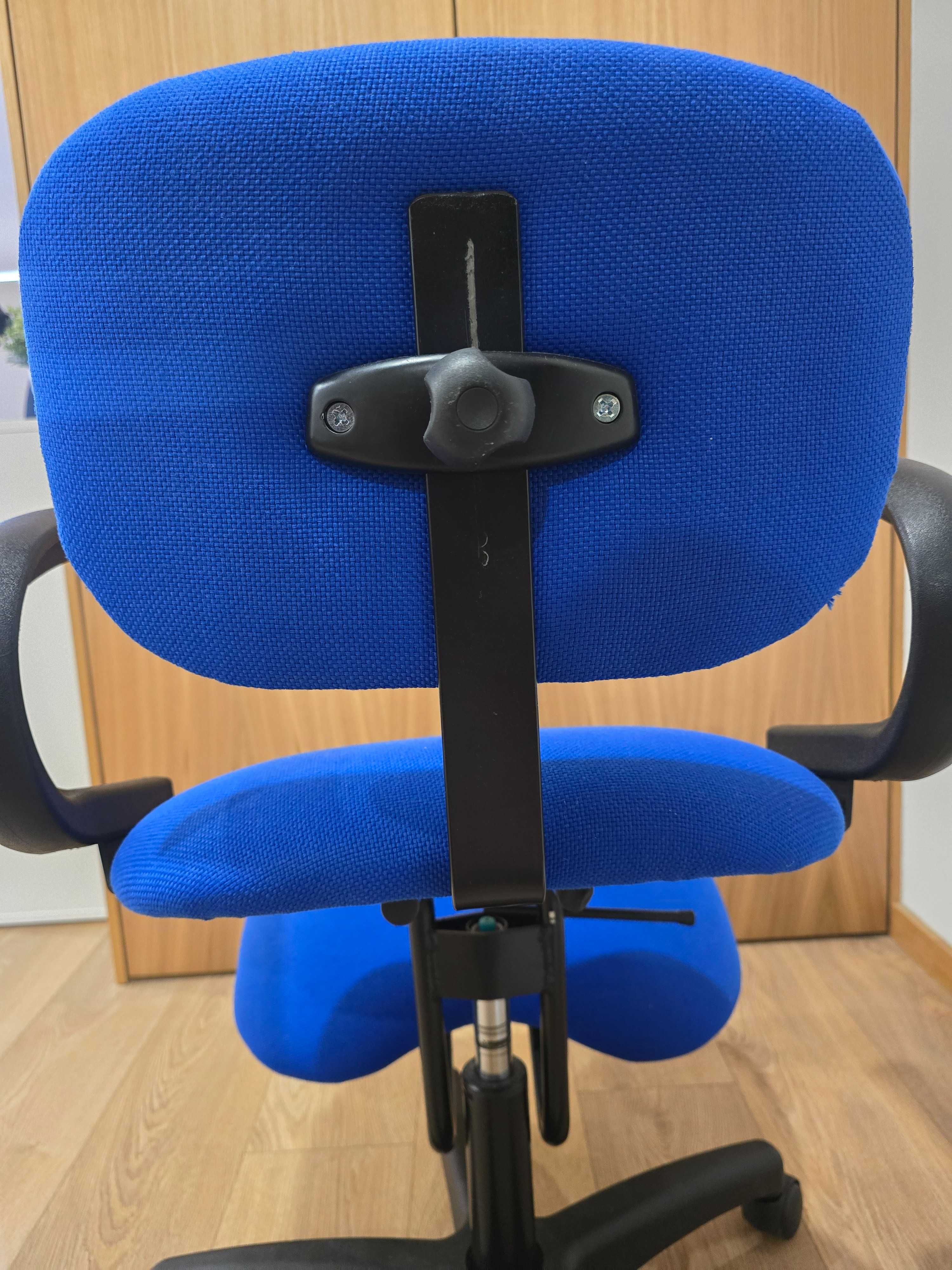 Cadeira ergonómica com apoio de joelho regulável e encosto