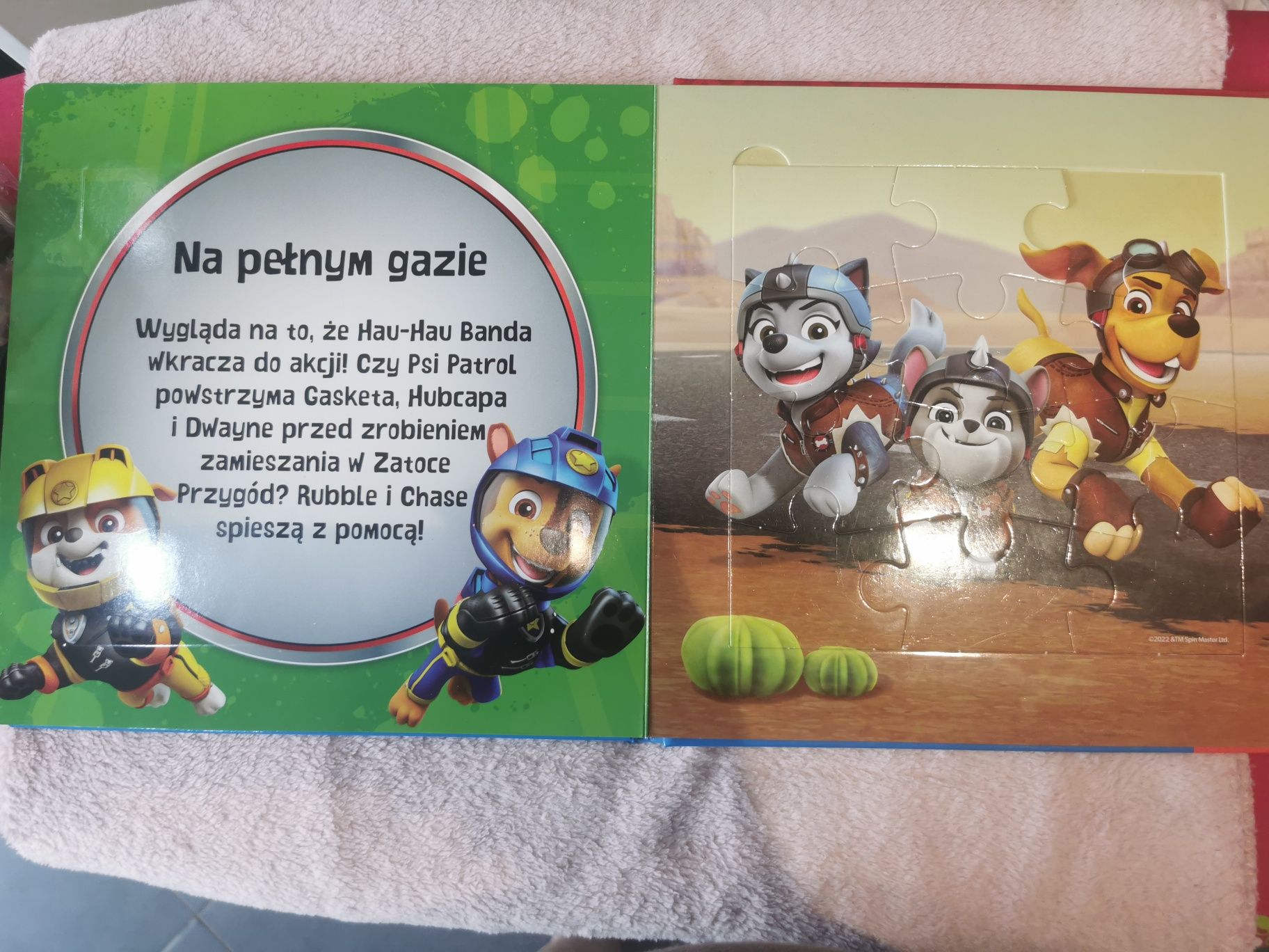 Duża książka z puzzlami Psi Patrol 5 układanek w bardzo dobrym stanie.