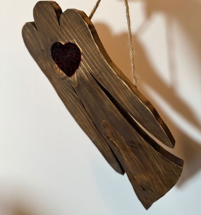 Anioł z drewna z sercem z żywicy – rękodzieło