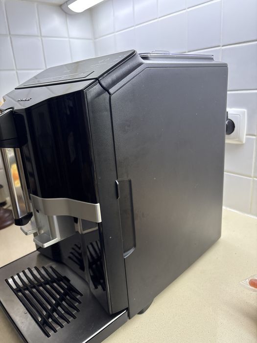 Máquina de café automática EQ300 com moinho de café cerâmica.