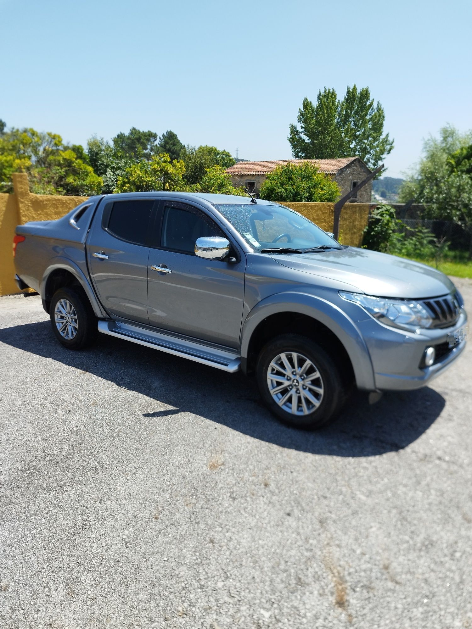 Mitsubishi L200 Strakar InStyle 2.5 181 cavalos automática