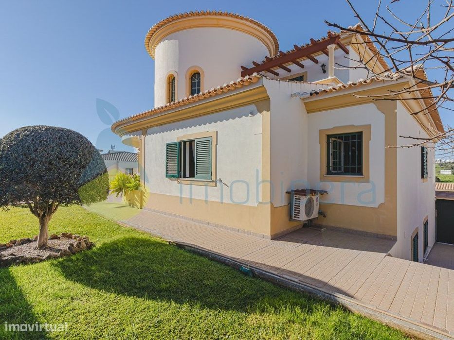 Moradia V8, com piscina, salão de jogos, garagem e AL ativo