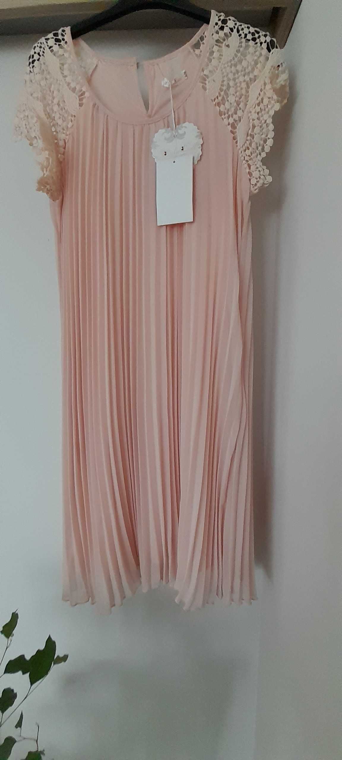 Sukienka pudrowy róż plisowana gipiura s/m