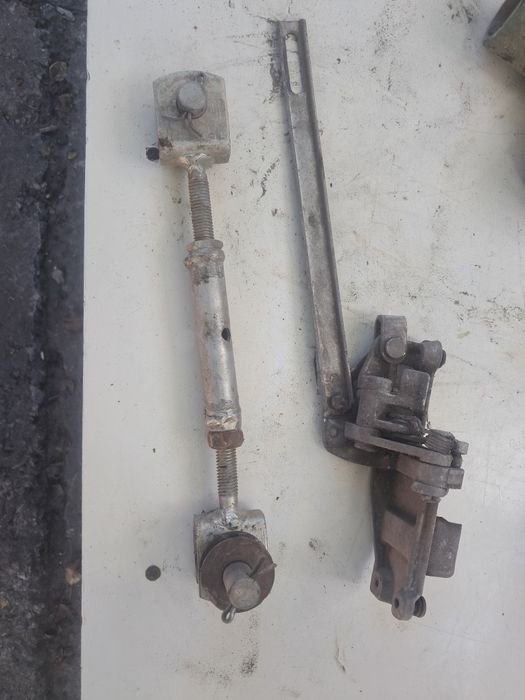 Клапан прискорювальний, замок дверки Камаз