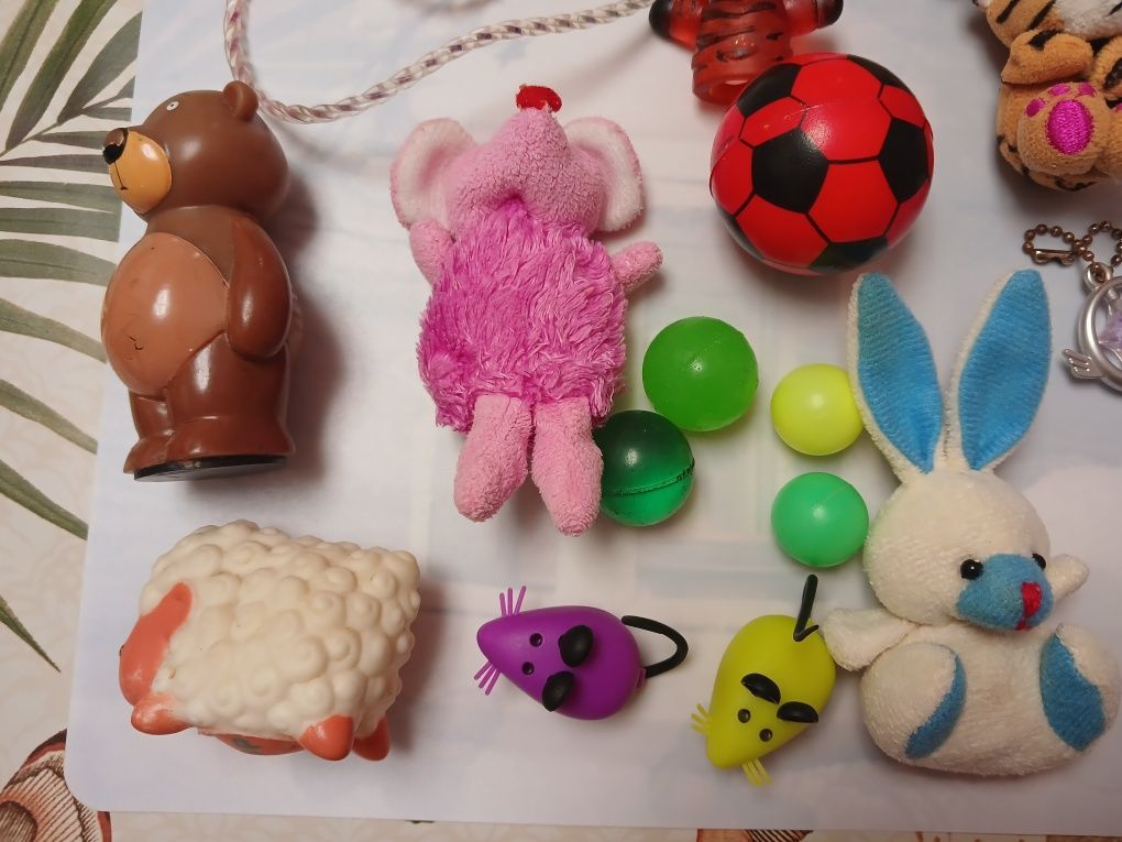 Набір маленьких іграшок у металевій банці,скакалка,метелики,попригун.