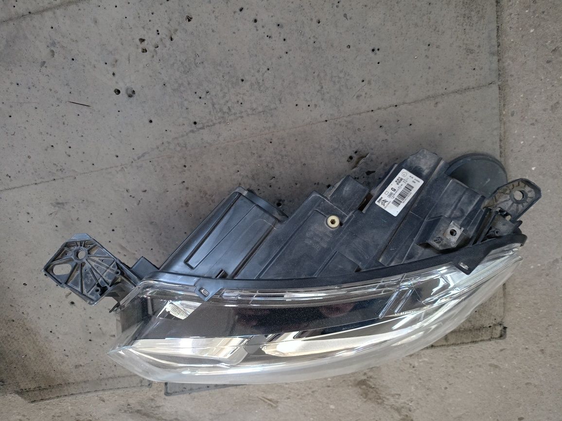 Citroen Berlingo IV lampy przód