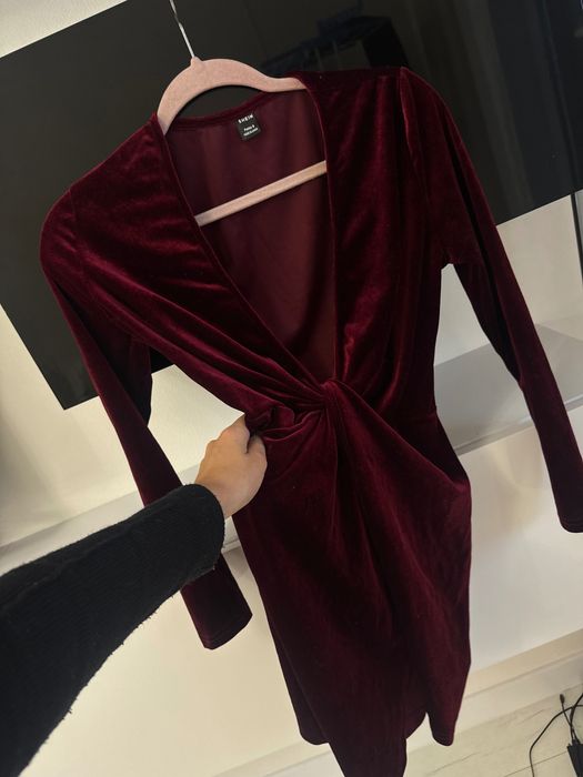 червоне оксамитове плаття