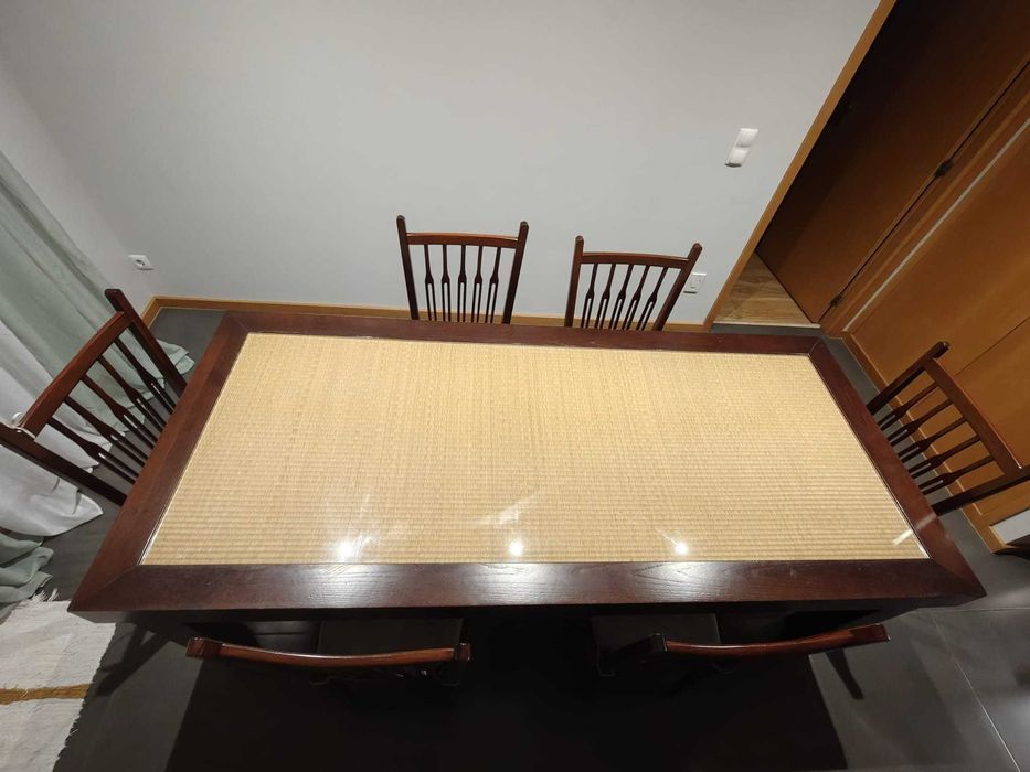 Mesa de madeira com cadeiras