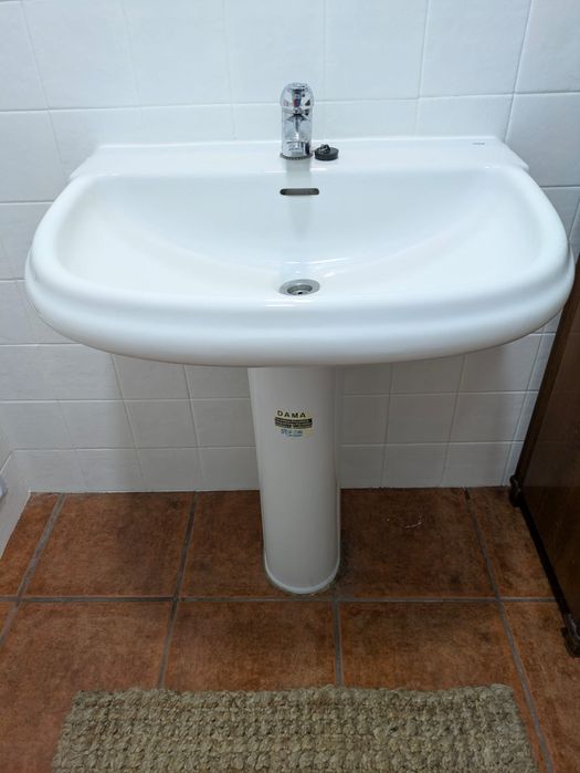 Lavatório wc em porcelana da marca Dama Roca com coluna de apoio