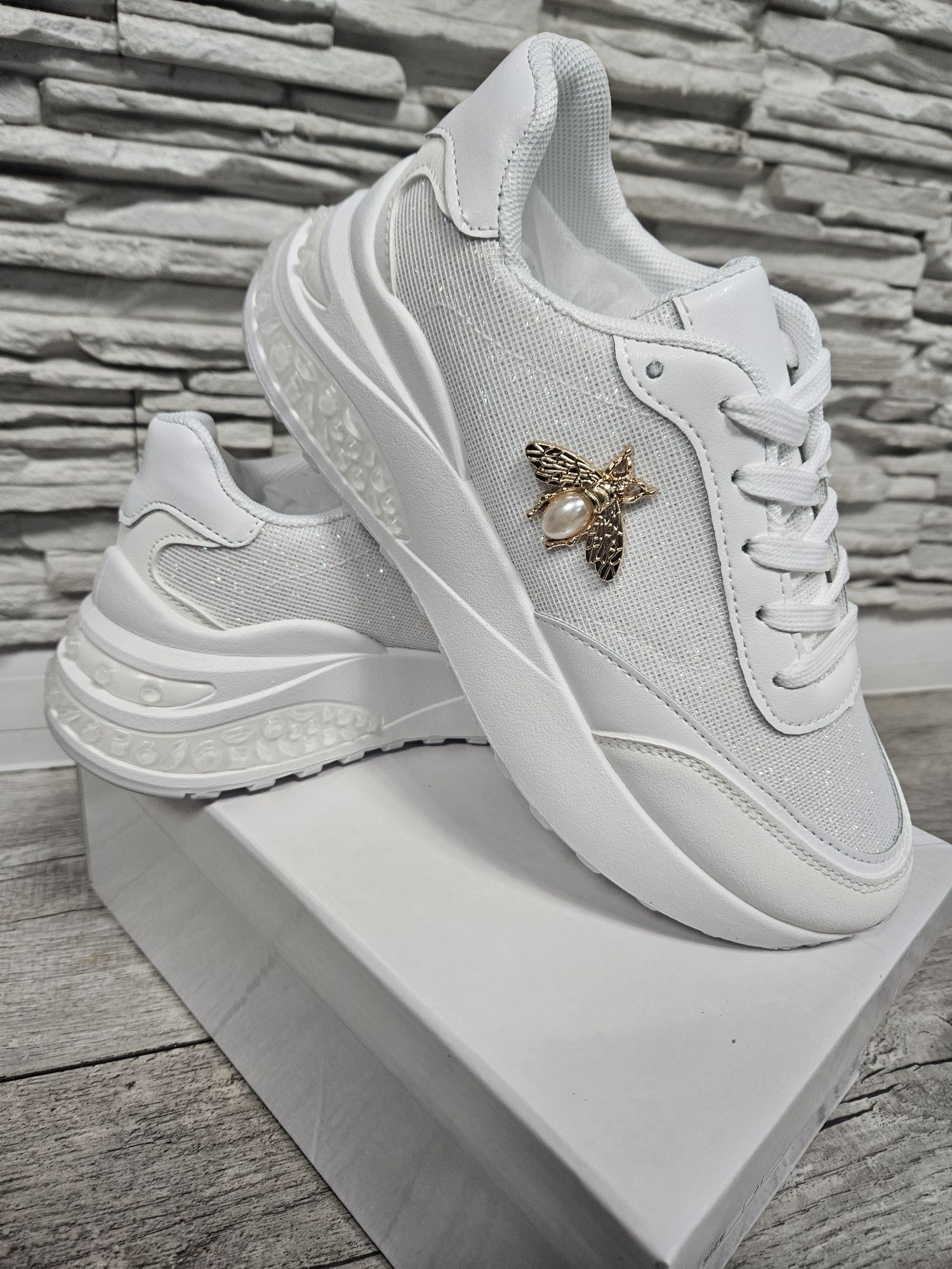 Nowe z pudełkiem przepiękne białe sneakersy z owadem złotym rozmiar  3