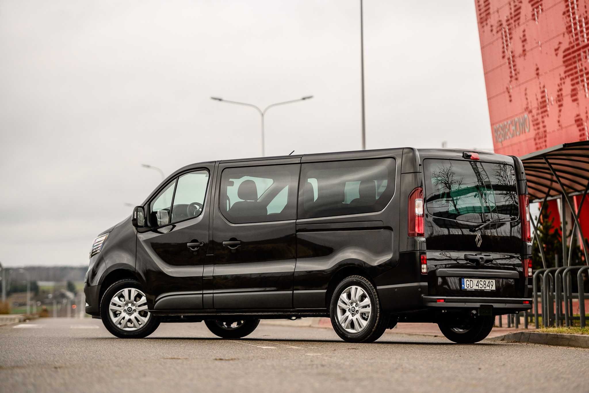 Wynajem busa osobowego - NOWY Renault Trafic Grand 2024 bus 8 osobowy