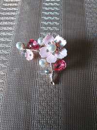 Broszka przypinka różowy kwiat z perełkami i kamykami.
